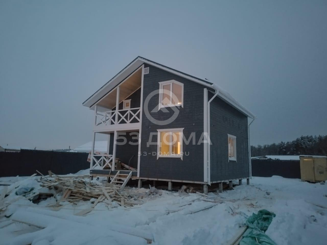 Каркасный дом 8×8 м, 1,5 эт, с террасой и балконом
