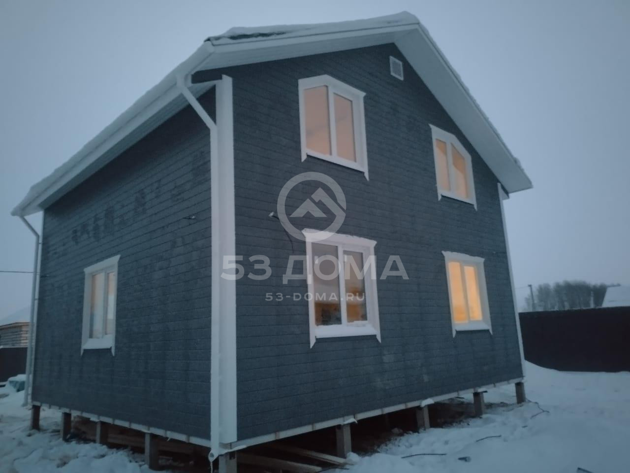 Каркасный дом 8×8 м, 1,5 эт, с террасой и балконом