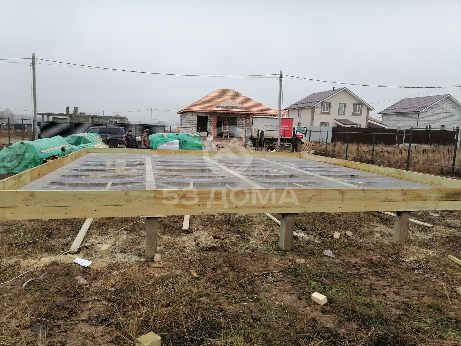 Каркасный дом 8×8 м, 1,5 эт, с террасой и балконом
