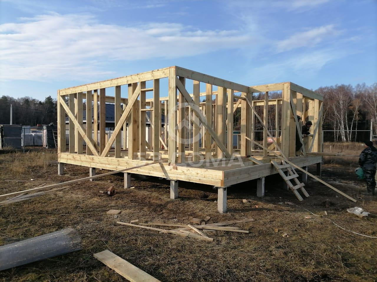 Каркасный дом 8×8 м, 1,5 эт, с террасой и балконом
