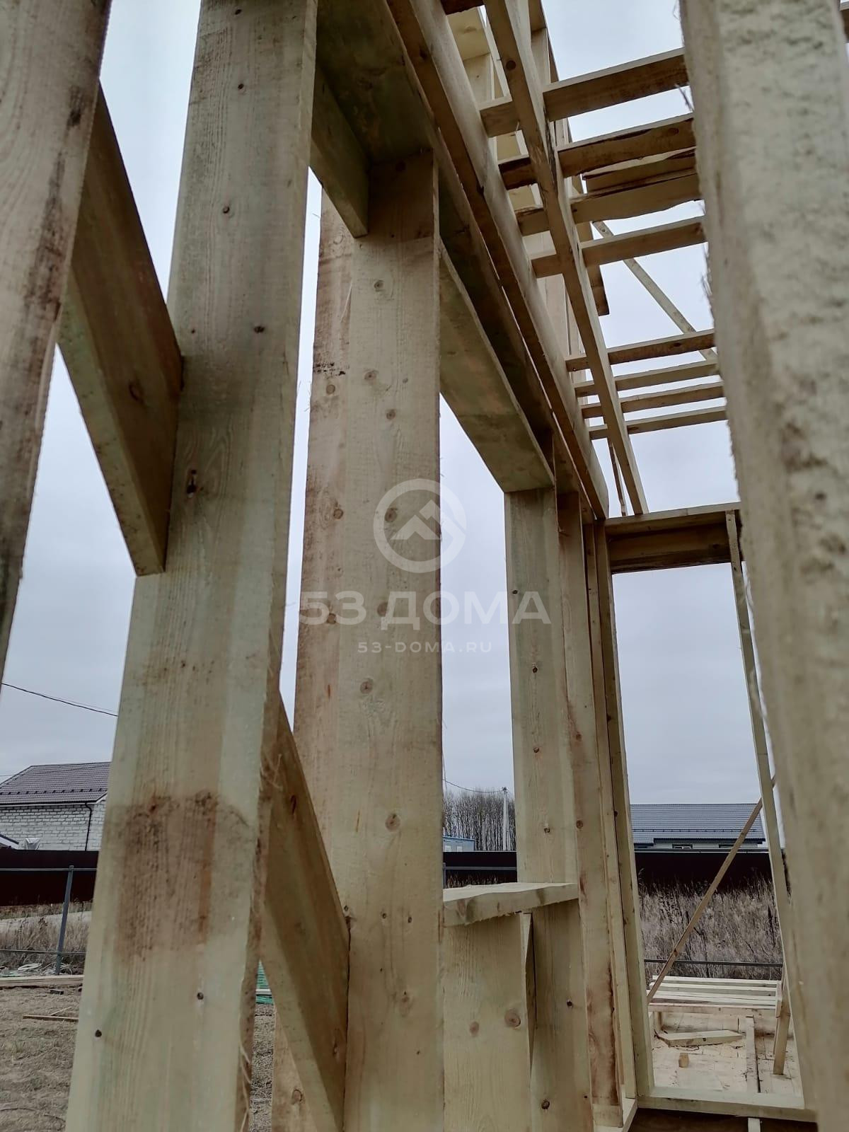 Каркасный дом 8×8 м, 1,5 эт, с террасой и балконом