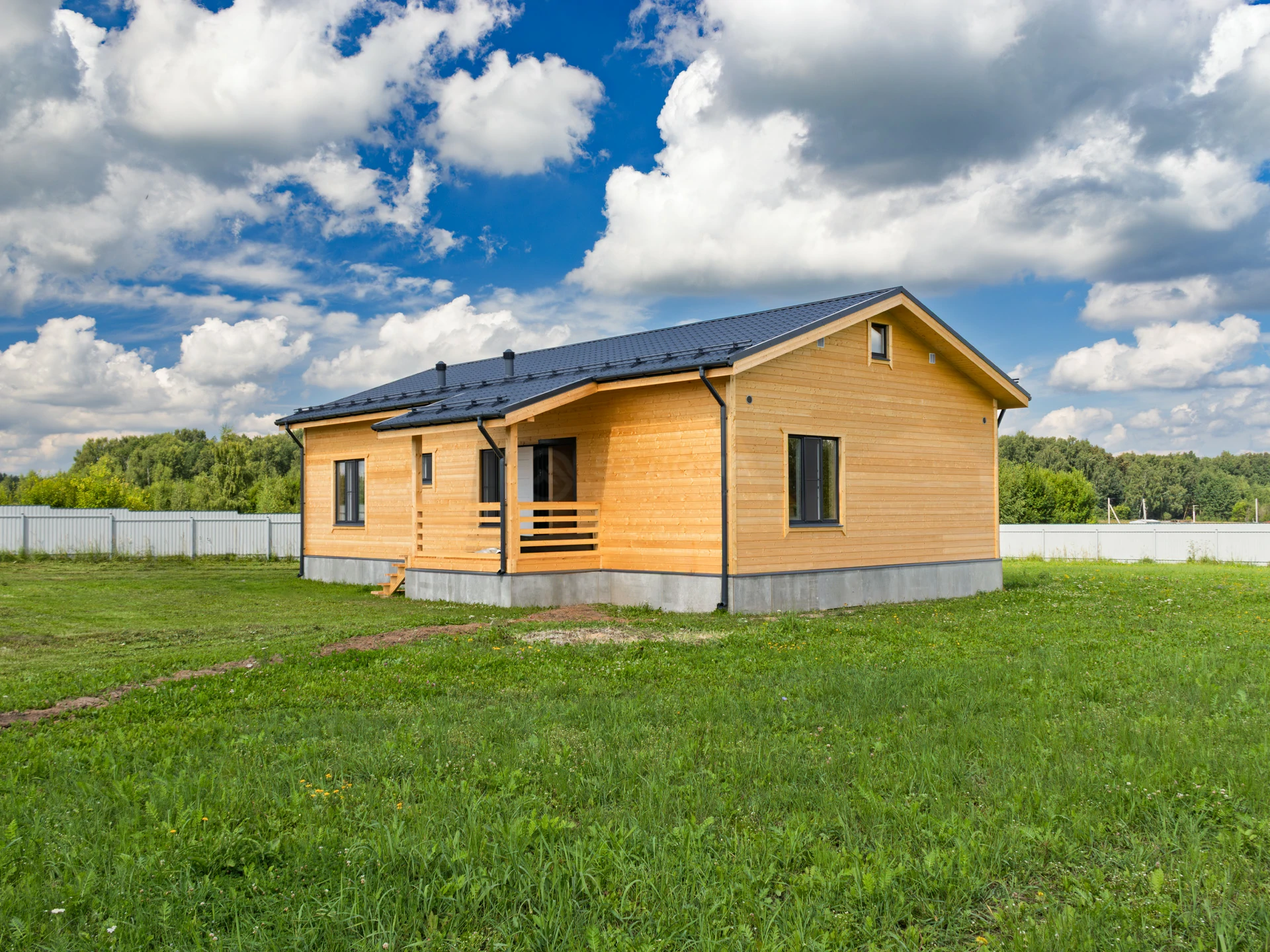 Каркасный дом по проекту ДК 318, 10×14 м с крыльцом 2×3 м, 1 месяц